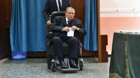 Des politiques et des intellectuels appellent Bouteflika à &quot;renoncer&quot; à un 5e mandat en Algérie