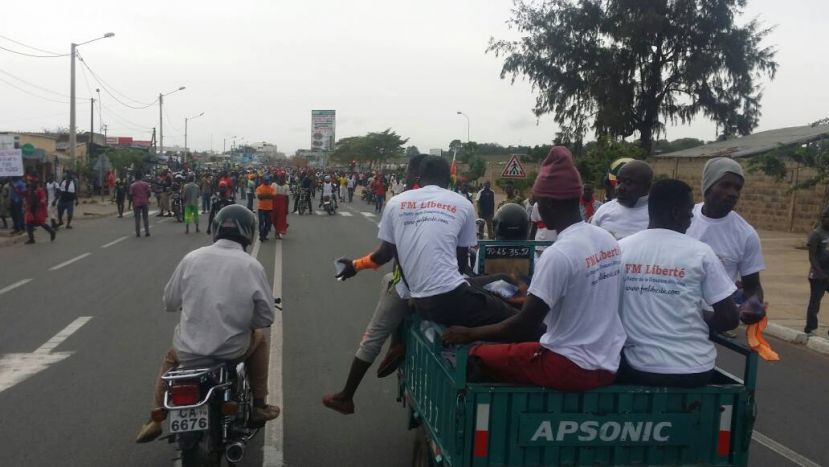 Togo 4 Otcobre 2017, le rafraîchissement des milliers de citoyens qui sont dans la rue pour le retour de la Constitution de 1992 assure par Les jeunes du mouvement citoyen Nubueke Togo et l&#039;équipe de FM Liberté, la Radio de la Diaspora.