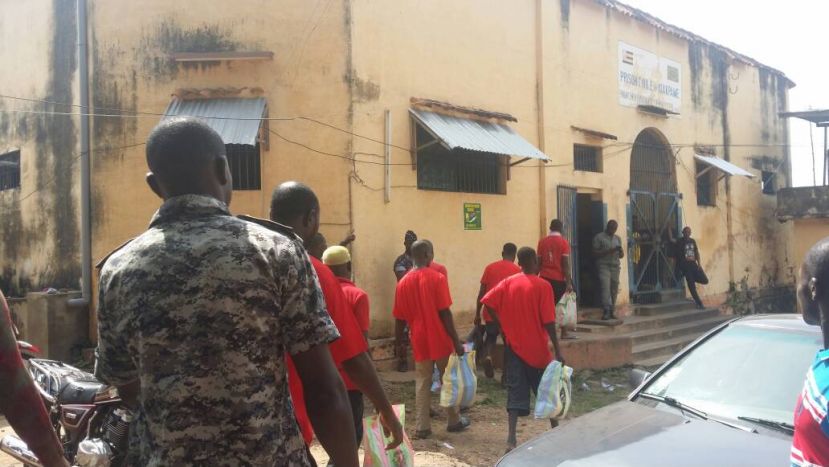Togo: Les images de La visite de la Coalition des forces démocratiques  détenus politiques dans les prisons ...Le procureur a refusé que les détenus fassent des interview