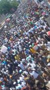 Togo Les rues grondent à Lomé La mobilisation est au grand jour ce mercredi dans les rues de Lomé. Ici, les manifestants rassemblés au niveau d&#039;Agoè démarrent la manifestation. La manifestation de l&#039;opposition prend de l&#039;ampleur.