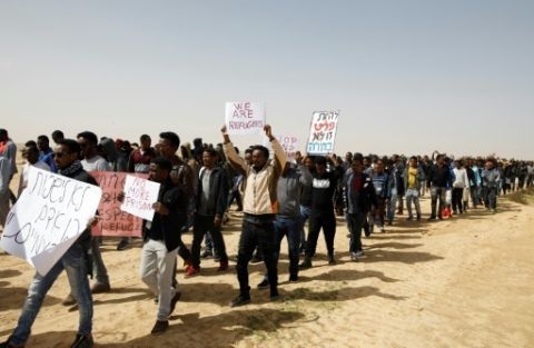 Israël annule un projet controversé d&#039;expulsion de migrants africains